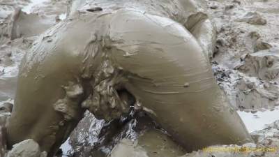 Teen pussy getting fucked in the mud