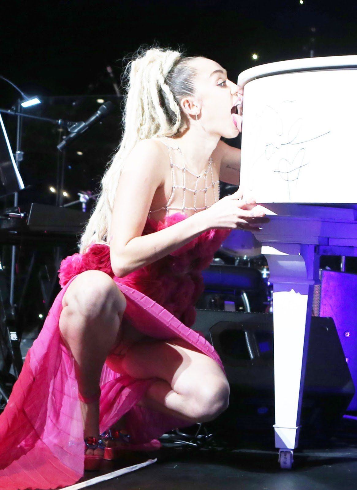 Miley cyrus concert upskirt